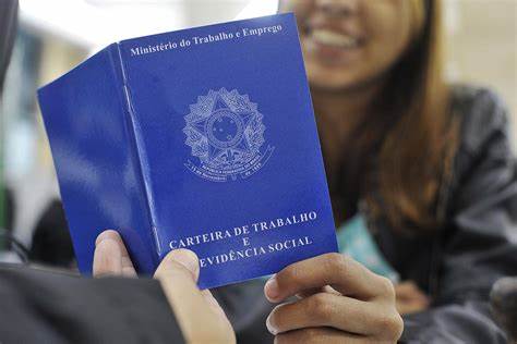 Carteira assinada. Foto: Agência Brasil