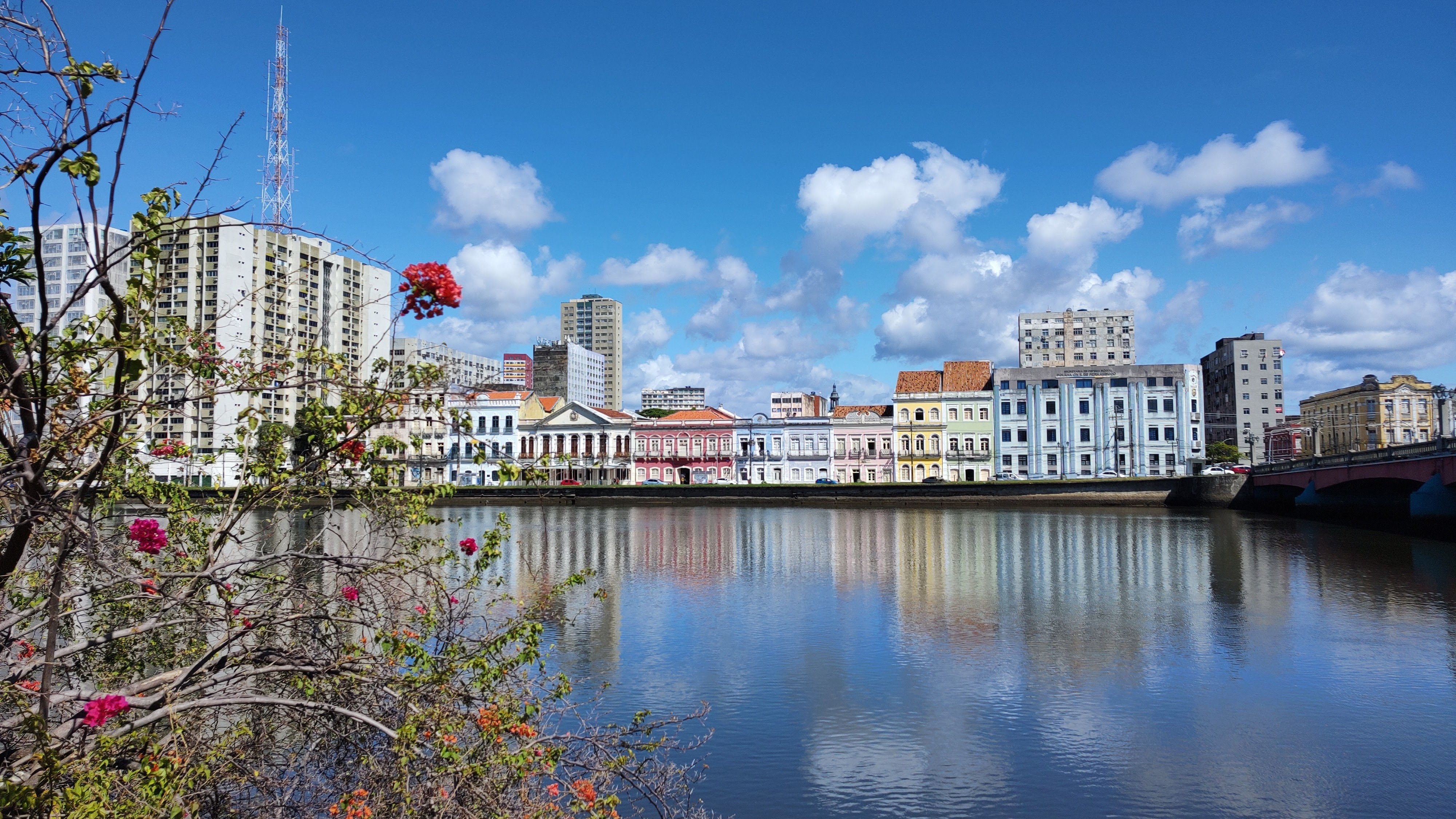 Vista da Rua da Aurora, cartão-postal do Recife