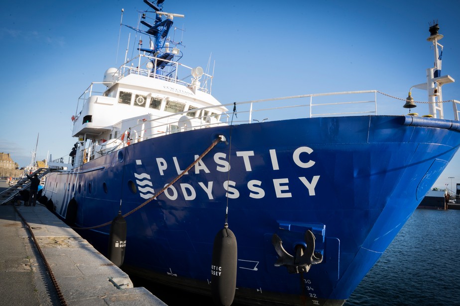 Navio do projeto Plastic Odissey atraca no Recife