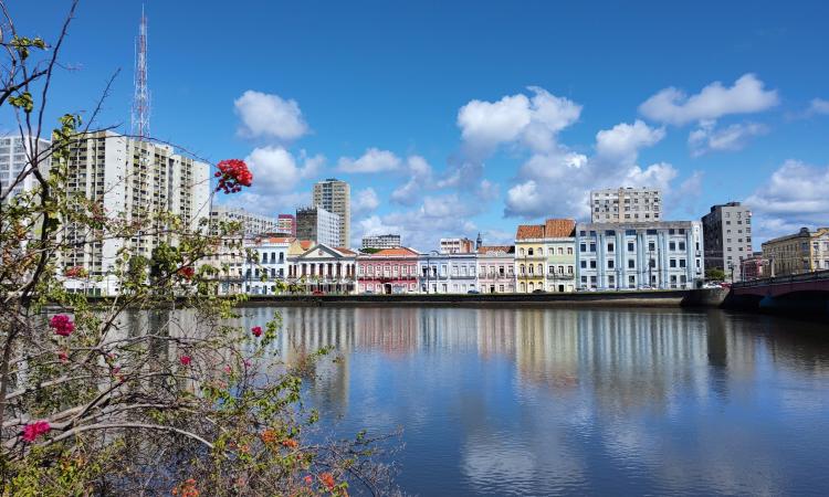 Vista da Rua da Aurora, cartão-postal do Recife